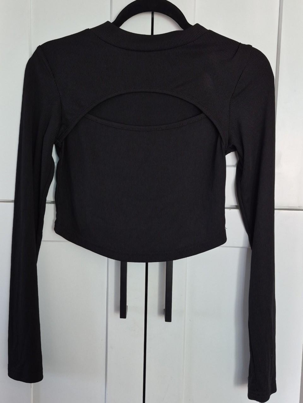 SHEIN Black Long-Sleeve Cutout Crop Top